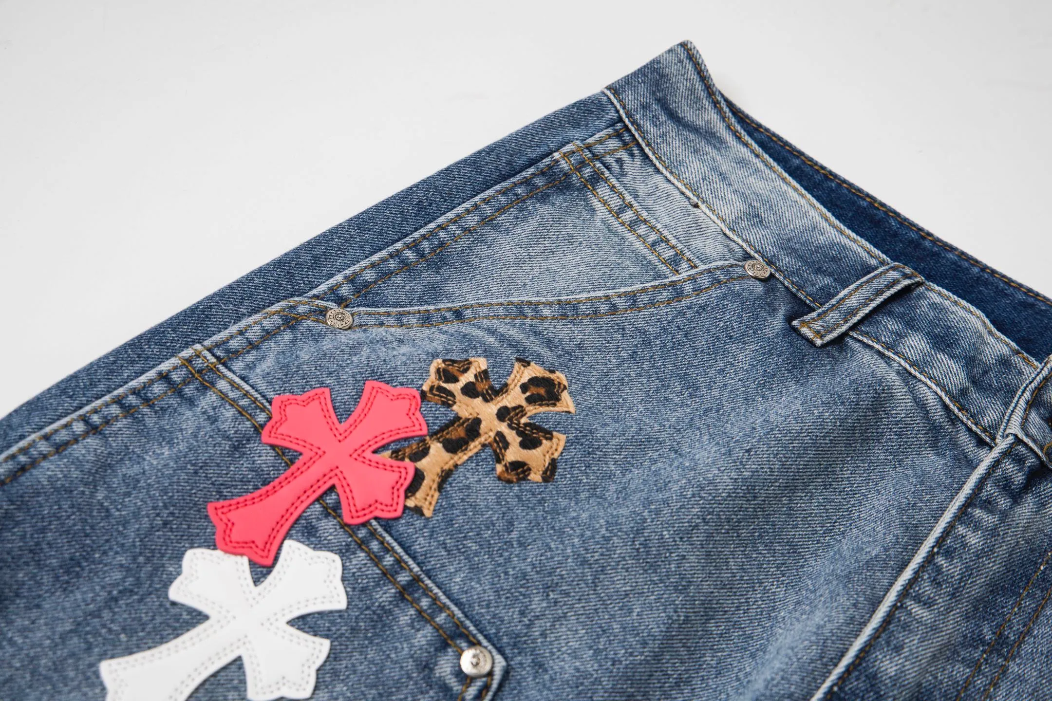 P260 Chrome Hearts | Chrome Hearts CH Chrome Hearts blue and white multi-color leather-splashed denim American work trousers. Full set of hardware molding. Hand-made tassels on the hem with frayed and damaged design. White genuine leather and then patching. Genuine Levi's jeans base plate. Disassembled and spliced. Heavy industrial washing. The upper body is stylish and handsome. The brand recognition is very clear, which greatly highlights the overall sense of style. The overall craftsmanship is impeccable. A pair of trousers. Same style for men and women. Style number: 1732# Size: 28 30 32 34 36